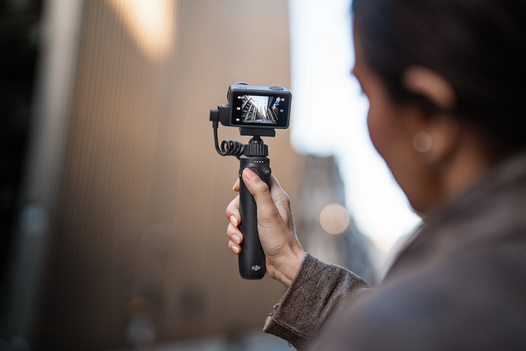 Osmo Action 5 Pro_Vlogging_ Charging Handle_城市vlog_充电手柄